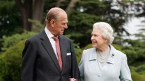 The Queen and Prince Philip in 2007 recreating that 1947 honeymoon photo (Picture: Photograph by Tim Graham/copyright Tim Graham/Alamy Stock Photo). The Queen and Prince Philip in 2007 recreating that 1947 honeymoon photo (Picture: Photograph by Tim Graham/copyright Tim Graham/Alamy Stock Photo).