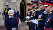 Queen Elizabeth II meets members of the Royal Regiment of Canadian Artillery at Windsor Castle 061021 CREDIT PA Images, Alamy Stock Photo