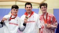 IMAGE ID 2XYP3EM Great Britain’s Jaco van Gass, centre, wins gold in the men’s C3 3000m Individual Pursuit 2024 Paralympic Games in Paris NO REUSE CREDIT PA Images Alamy Stock Photo.jpg 