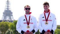 IMAGE ID 2Y0G3ER Great Britain’s Dave Ellis, left, and Luke Pollard, right, wins gold in the men’s PTVI Para Triathlon at the 2024 Paralympic Games in Paris NO REUSE CREDIT PA Images Alamy Stock Photo.jpg
