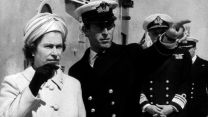 IMAGE ID B4WKPH Queen Elizabeth II being shown around HMS Norfolk by Prince Charles 030772 CREDIT Trinity Mirror, Mirrorpix, Alamy Stock Photo EXP 14112023.jpg_.jpg