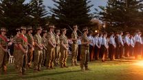 Image ID 2J5MWNC Catafalque party stands guard at the Coogee Dawn Service in Coogee, Sydney, Australia 25042022 CREDIT Izhar Ahmed Khan,Alamy Live News,Alamy Stock Photo.jpg