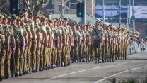 Image ID 2J5N8A9 Members of the Australian Army march together for the Anzac Day Parade 25042022 CREDIT Jay Kogler,Alamy Live News.jpg