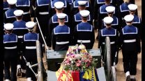 Sailors pull the Queen's coffin 
