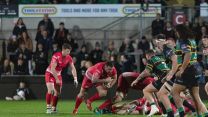 On a night of very few Army attacking opportunities, the men in red drive for the line Credit Alligin Photography Date 13042022.jpg 
