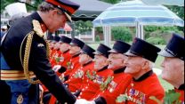 Prince Charles meets Chelsea Pensioners during Founders Day at the Royal Hospital in June 1999 (PICTURE: MOD).