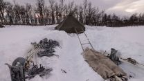 The Commando Helicopter Force members building a shelter in the snow on Operation Clockwork (Picture: Royal Navy).