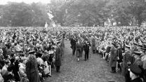 	The view at Runneymede on 17 October 1953 as HM Queen Elizabeth II arrives to unveil the Air Forces Memorial 