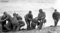 US personnel help injured soldiers ashore on Utah beach