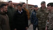 Volodymyr Zelensky and Rishi Sunak talk with a leading instructor helping Ukrainian troops training in the uK 08022023 CREDIT POOL