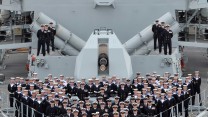 Before leaving the ship, The Queen joined the entire ship’s company for a photograph on the upper deck.