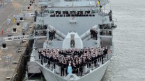 Before leaving the ship, The Queen joined the entire ship’s company for a photograph on the upper deck.