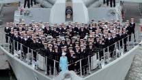 Before leaving the ship, The Queen joined the entire ship’s company for a photograph on the upper deck.