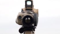 A red dot sight for close engagements sits on top of the 1-10x telescopic sight
