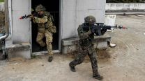 Soldiers from C Company, the 1st Battalion Scots Guards and the Republic of Korean Army breaching a rooftop entrance during the defensive phase of Exercise IMJIN WARRIOR (Picture: MOD).