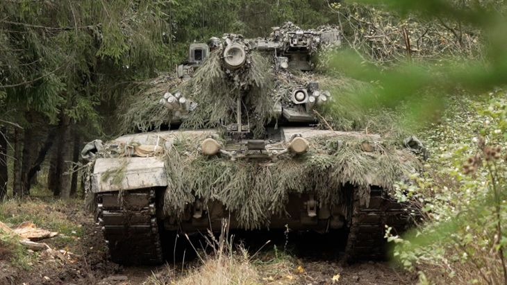 A well-camouflaged Challenger 2 defends against the Red Force