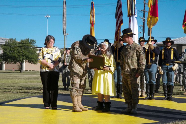 Woman Who Gives 500,000 Soldiers A Hug Gets Something Back Woman Who Gives 500,000 Soldiers A Hug Gets Something Back