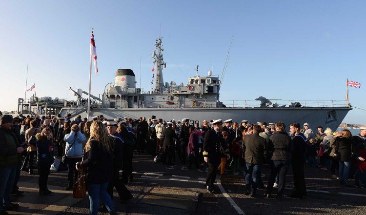 HMS Atherstone Returns To Portsmouth For Christmas 