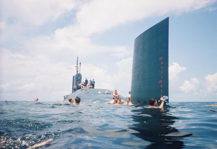 Hands To Bathe - Extreme Swimming On Board Ship