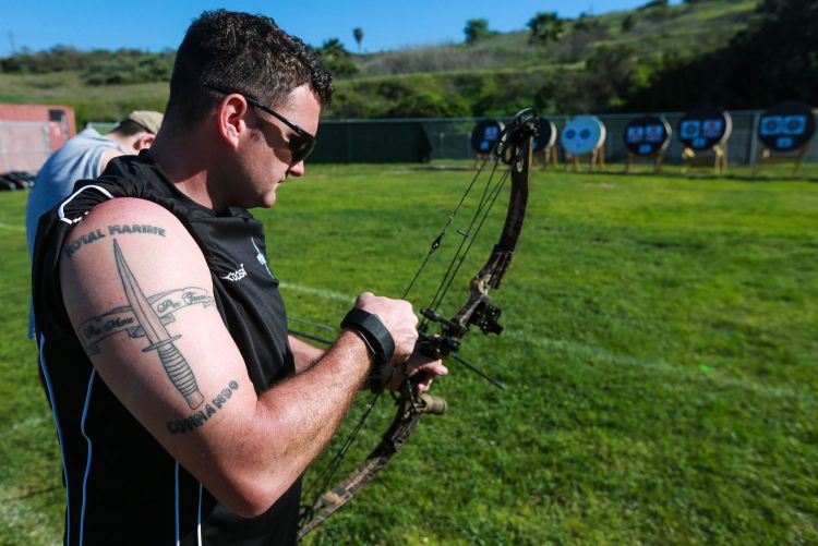 Bow & Arrow Outperforms Firearms In Special Forces Video