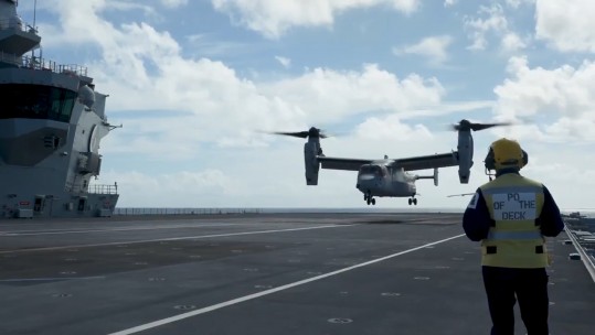 A US MV-22B Osprey lands HMS Queen Elizabeth