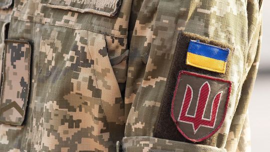 This starshyi soldat - the rough equivalent of a US private first class - is wearing a common variation of the pixel pattern combat uniform