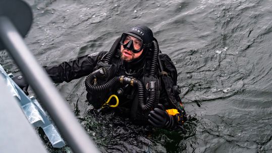 A Portuguese diver conducts underwater operations during Ex Freezing Winds