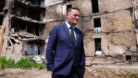 Defence Secretary Wes Streeting in front of a building damaged by Russian strikes in the Lukianivska district of Kyiv during his visit to the Ukrainian capital