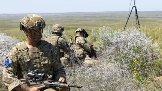 2 Para soldiers prepare a Scorpio 1000 FPV drone for use on Exercise Rhino Bizz at BATUS (Picture: MOD)