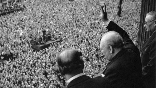 160226 Winston Churchill shows his V for victory hand gesture to the crowds in Whitehall, London on VE Day, 8th May 1945 NO REUSE Image ID 2PGDH85 CREDIT Fremantle Alamy