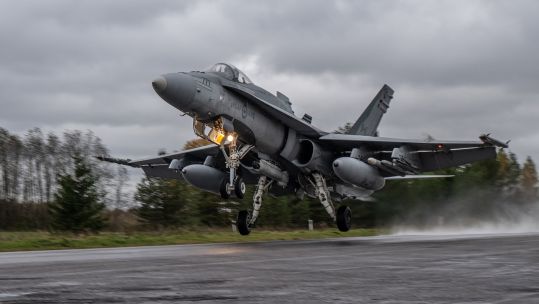 CF-188 Hornets land on the Jägala-Käravete highway in a historic first for Canadian forces