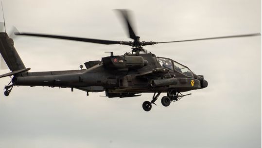 A US AH-64 Apache attack helicopter conducts a gunnery exercise at Fort Hood, Texas (Picture: DVIDS)