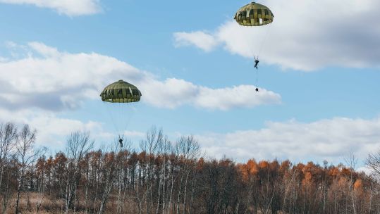 2 Para make a parachute jump during Exercise Vigilant Isles in Japan