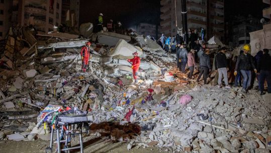 Search and rescue efforts continue in an apartment destroyed in the earthquake that occurred in Turkey and Syria