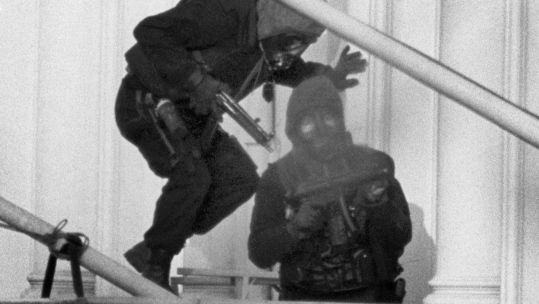 2R38X4T Members of the Special Air Service entering the Iranian Embassy on May 5, 1980, to end a six day siege in Central London 050580 CREDIT Alamy
