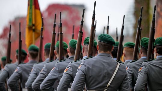2YFBFJ8 German soldiers in the Bundeswehr on parade 071124 CREDIT Alamy.