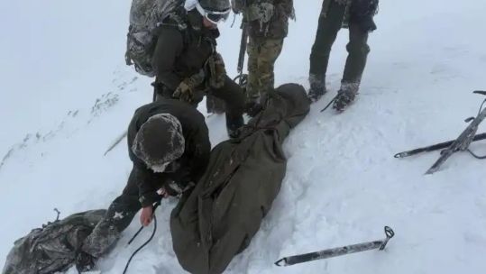 The marines used a waterproof bivvy sack, ropes, a mat and a thick jacket to improvise a stretcher