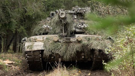 A well-camouflaged Challenger 2 defends against the Red Force