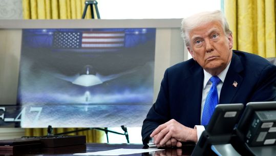 3A57884 US President Donald Trump announces the F-47 6th generation fighter jet in the Oval Office of the White House 250325 CREDIT Alamy