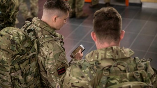 5 RIFLES soldiers on phone