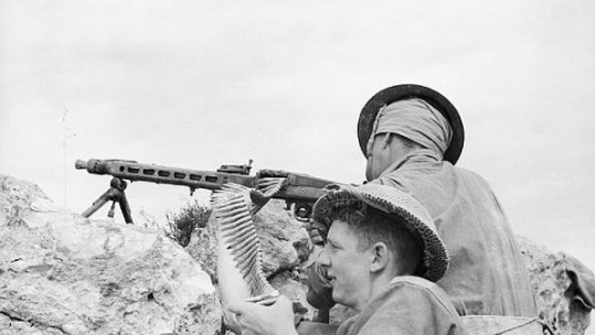 Men of the 2nd Sherwood Foresters firing a captured German MG42 machine gun, Tunisia, 27 April 1943