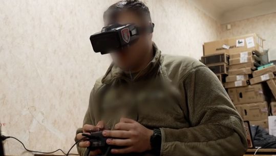 A Ukrainian learns to use a 'kamikaze' drone to target the Russian army.