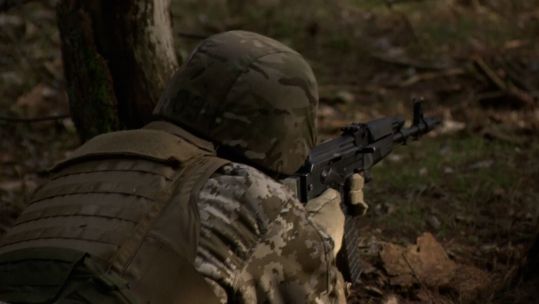 A Ukrainian soldier trains in the UK.