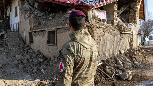 A soldier from the 16 Medical Regiment looking at the destruction from the earthquake in the village of Sogutlu, Turkiye. 