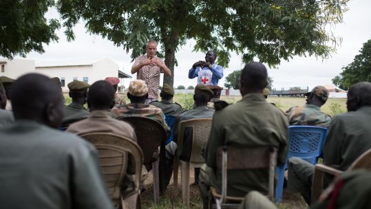 Albert Schoneveld delivers a lesson to South Sudanese soldiers DATE UNKNOWN CREDIT ICRC FlorianSeriex