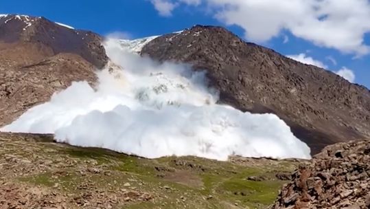 Army officer Harry Shimmin captures moment avalanche rockets towards him and his group CREDIT HARRY SHIMMIN