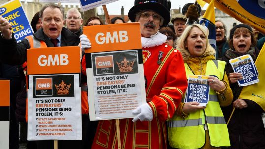 Beefeaters on Strike 060219 CREDIT PA.jpg	