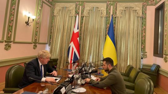 Boris Johnson in Ukraine with President Zelensky 09042022 CROPPED 16x 9_credit Embassy of Ukraine to the UK.jpg