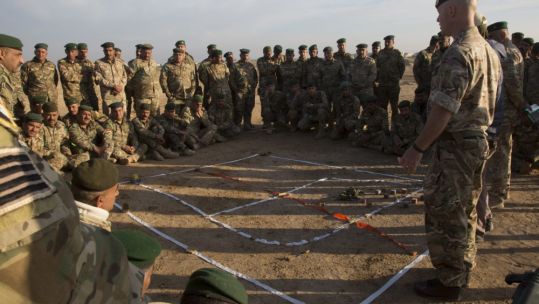 British soldier teaches class of Iraqi soldiers in counter-IED techniques (Picture: US Army).