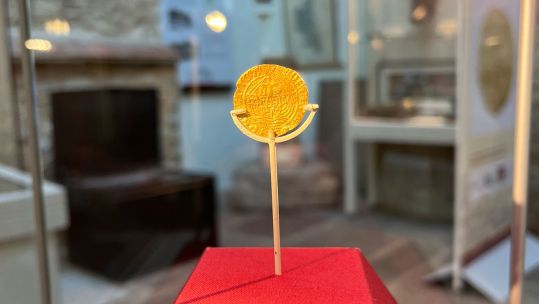 Buckingham's Richard III Half Angel was discovered by veteran Dave Bethell and is on display at the Buckingham Gaol Museum CREDIT Dave Bethell
